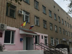 Пожилой мужчина разбился насмерть, выпав из окна ЦРБ Семикаракорского района