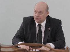 Не пропускает заседания, комментирует изменения в законодательстве федеральным СМИ депутат госдумы от Ростовской области Алексей Кобилев