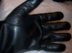 Проникший в окно похититель утерянной перчаткой выдал себя правоохранителям