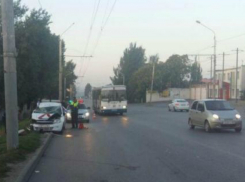 Перевернувшийся от удара о бордюр лихой мотоциклист «лбом» протаранил иномарку в центре Ростова
