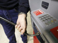 Двое приезжих мужчин попытались хитро взломать банкомат в Ростове