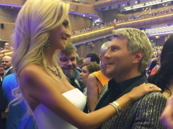 Сексуальная блондинка из Ростова голыми плечами «ослепила» Николая Баскова