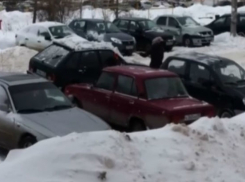 Обиженная женщина отомстила автолюбителю жестоким способом в Таганроге и попала на видео