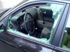 Мужчина ночью разбил стекло припаркованной в центре Ростова иномарки, однако добычу унес недалеко