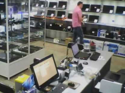 Молодой и юркий рецидивист выкрал ноутбуки через окно магазина в Ростовской области