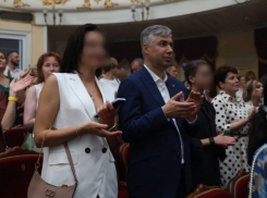 С фотографии сити-менеджера Ростова Алексея Логвиненко вырезали его спутницу с сумкой от Valentino