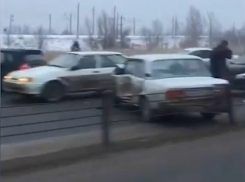 Массовые ДТП с повреждениями автомобилей на трассе Батайск - Ростов сняли на видео