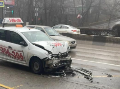 Поездка в такси обернулась для ростовчанки ДТП и травмпунктом 