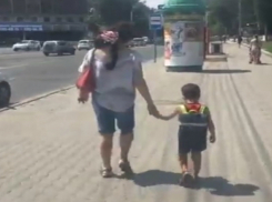 Прогулка ростовчан с необычным питомцем в центре города попала на видео