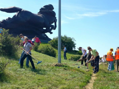 100 ростовчан вышли на субботник к памятнику «Тачанка» 