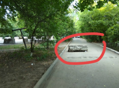 Огромным бетонным блоком перегородили проезд автомобилистам на Стачках в Ростове