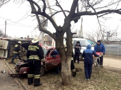 Водитель микроавтобуса погиб в жуткой автокатастрофе в Ростовской области
