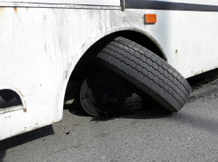 Маршрутка с пассажирами выкатилась на встречку вслед за оторвавшимся колесом под Ростовом