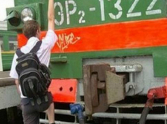 Забравшийся на грузовой состав 15-летний мальчик погиб от удара током в Ростовской области