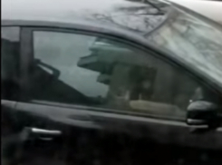 Неутомимый онанист в иномарке распугал посетителей детской поликлиники в Ростове