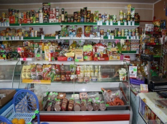 Бывший работник магазина продуктов вернулся ночью и обворовал его