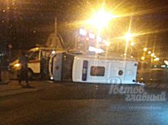 Легковушка перевернула на бок машину скорой помощи на ночной улице Ростова