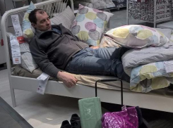 Забавную фотографию мужчины в мебельном магазине Ростова сделала девушка