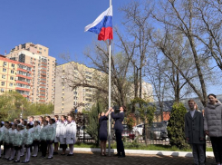 В школах Ростовской области стали начинать неделю с поднятия флага России