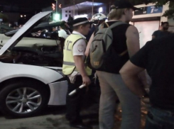 Вылетевшие на тротуар две иномарки в Ростове чудом не убили случайных прохожих