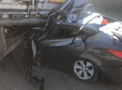 В Ростовской области погиб водитель легковушки, влетевшей в грузовик