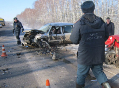 Водитель и два пассажира автомобиля ВАЗ погибли в лобовом столкновении с иномаркой в Ростовской области