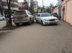  Горе-парковщики вытеснили инвалидов-колясочников и пешеходов на проезжую часть в Ростове