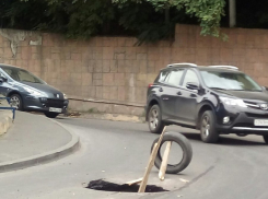 На Богатяновском спуске образовалась огромная яма на проезжей части