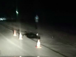 Снующего по дороге «странного» парня насмерть сбил автомобиль в Ростове