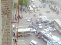 В центре Ростова из-за аварии с «Мерседесом» и «Хендаем» образовался затор: водители ждут ГИБДД 3 часа