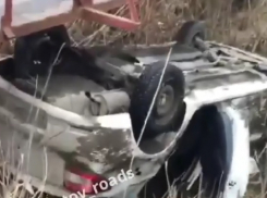 В Батайске машина «Яндекс.Такси» с тремя пассажирами опрокинулась в кювет