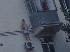 Полуголый мужчина на кондиционере озадачил новочеркассцев 