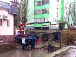 В Ростове эвакуатор уронил машину 