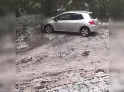 «Спасибо градоначальнику»: в Ростове из-за сильного дождя с градом снова затопило улицы 