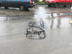 Качество асфальта на улице Ростова подвергли критике эксперты