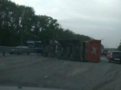 Опрокинувшаяся и коварно устроившая пробку фура попала на видео под Ростовом