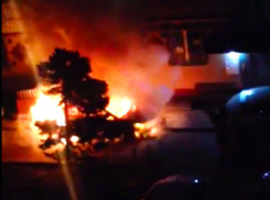 Горящую в Ростовской области иномарку сняли на видео