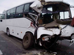  Пассажирский автобус перевернулся в Ростовской области из-за шквалистого ветра