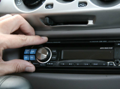 Любитель громкой музыки похитил аудиосистему из автомобиля в Ростовской области