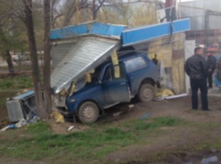 В Ростовской области «Нива» въехала в ВАЗ и отлетела в придорожный магазин