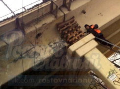 Ростовские строители с деревянным «спасением» обрушающегося моста попали на фото 