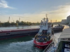 На набережной Ростова буксир врезался в стенку ресторана