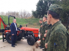 Военному аэродрому «Центральный» в Ростове подарили красный трактор