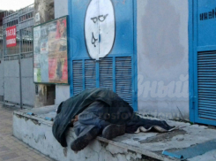 Лежащая месяц на бетонной площадке женщина-бомж встревожила жителей Ростова