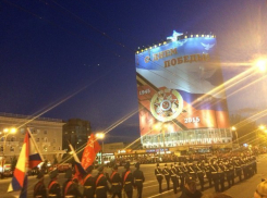  Противотанковый комплекс «Хризантема»  и бронированный «Тайфун» проехали по центру Ростова 