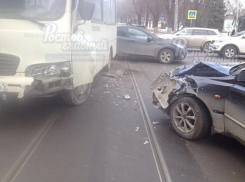 Маршрутное такси столкнулось с автомобилем на известном перекрестке в Ростове