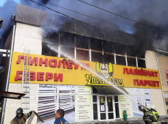 В Шахтах загорелся крупный магазин с напольными покрытиями