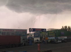 Видео сильнейшего дождя с градом сделали потрясенные жители Ростова
