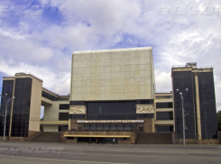 В Министерстве культуры опровергли информацию о завешивании баннерами фасада театра Горького в Ростове