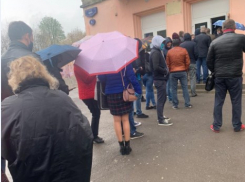 В Ростове толпы людей пытаются получить новые пропуски для передвижения по городу